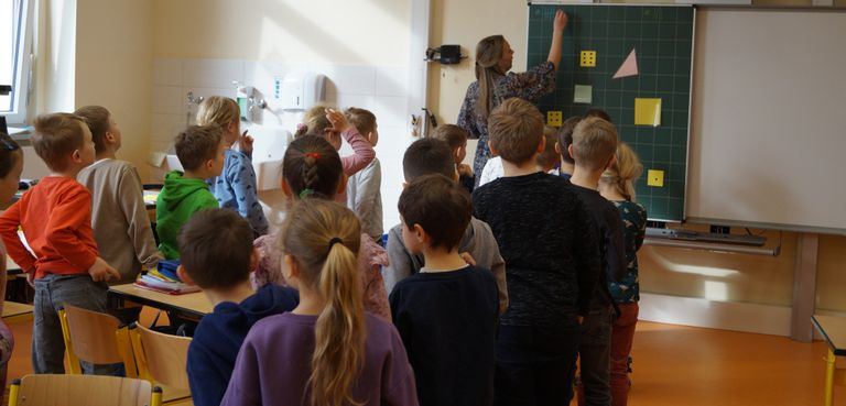 Der Kindergarten Brummkreisel besucht die Grundschule.